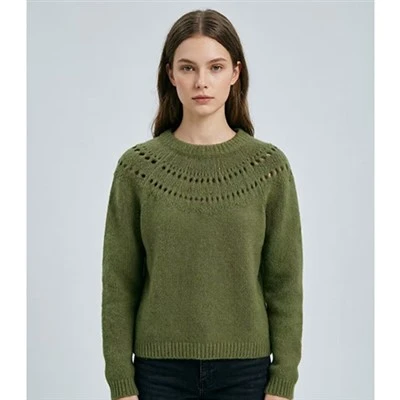 Pull vert à col rond et empiècement ajouré