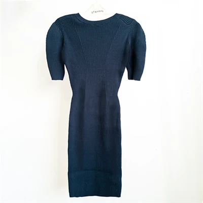 Y a-t-il des robes en laine pour femmes avec un bord festonné?
