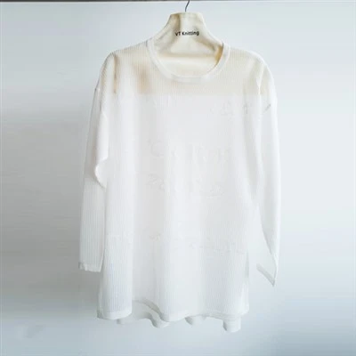 Pull torsadé en laine blanche