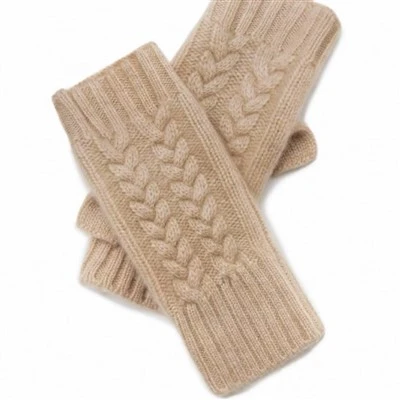 Les dames en gros conduisant des gants